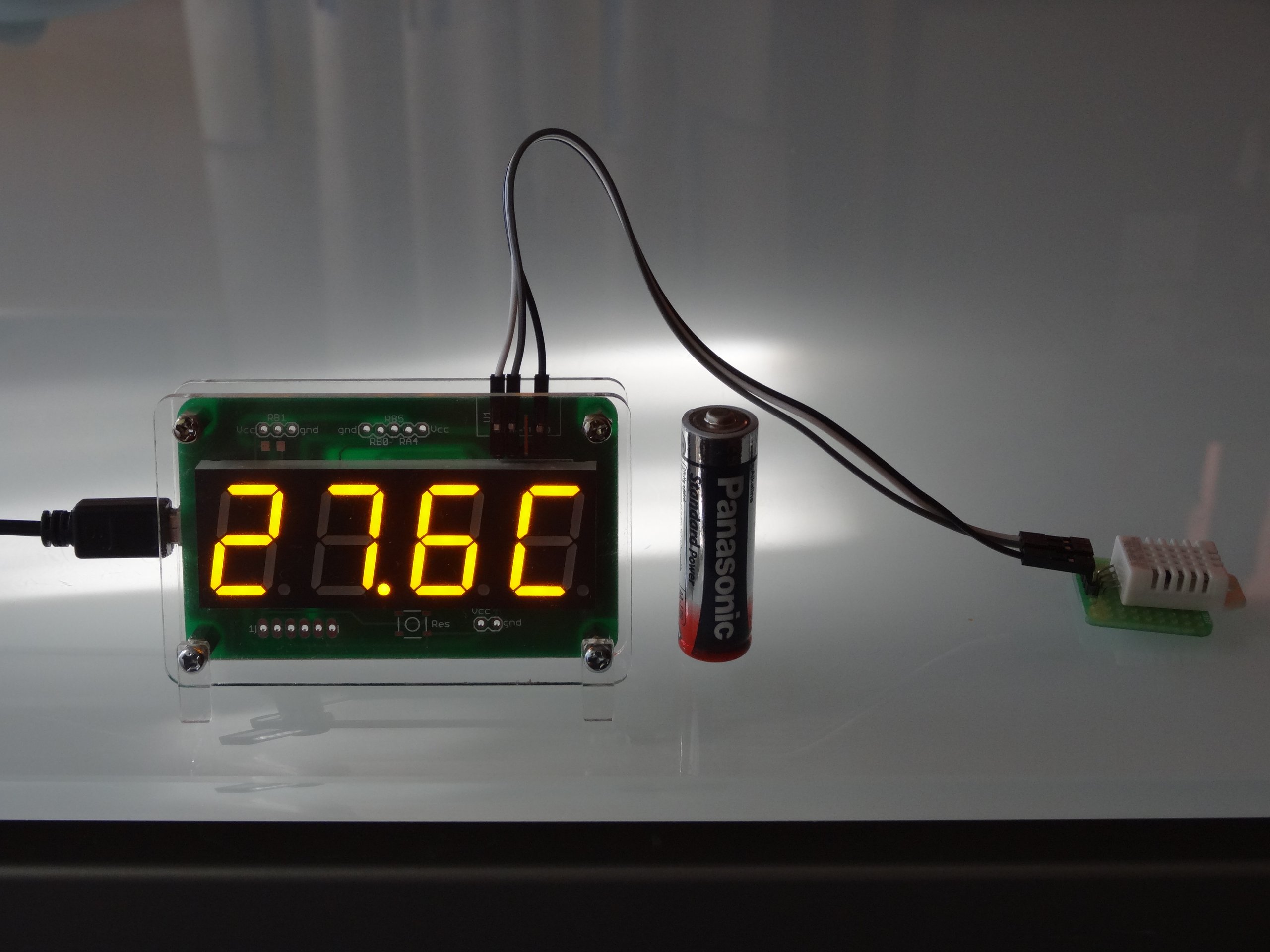 USB powered thermometer and hygrometer from tomcuga on Tindie