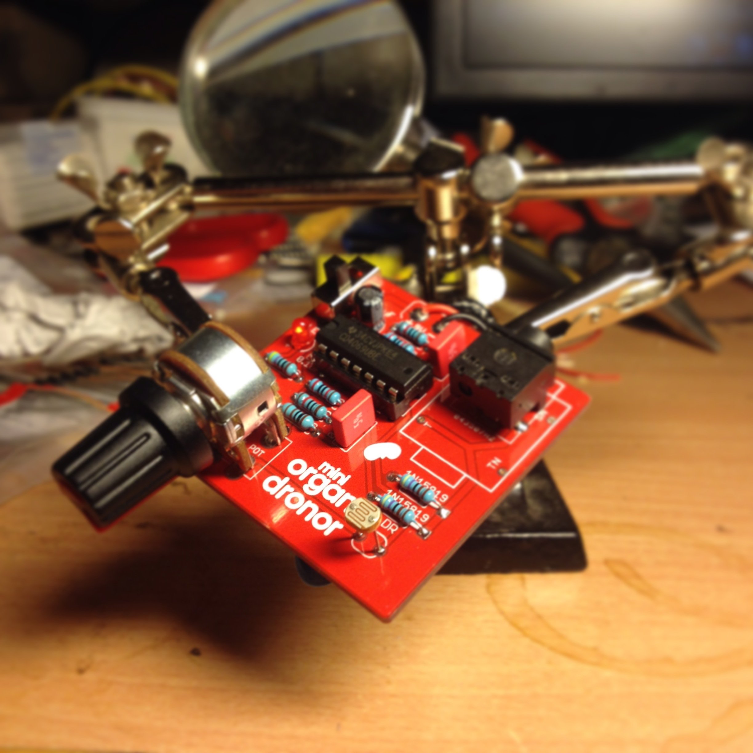 Analog drone synthesizer The mini Dronor from tjookum on