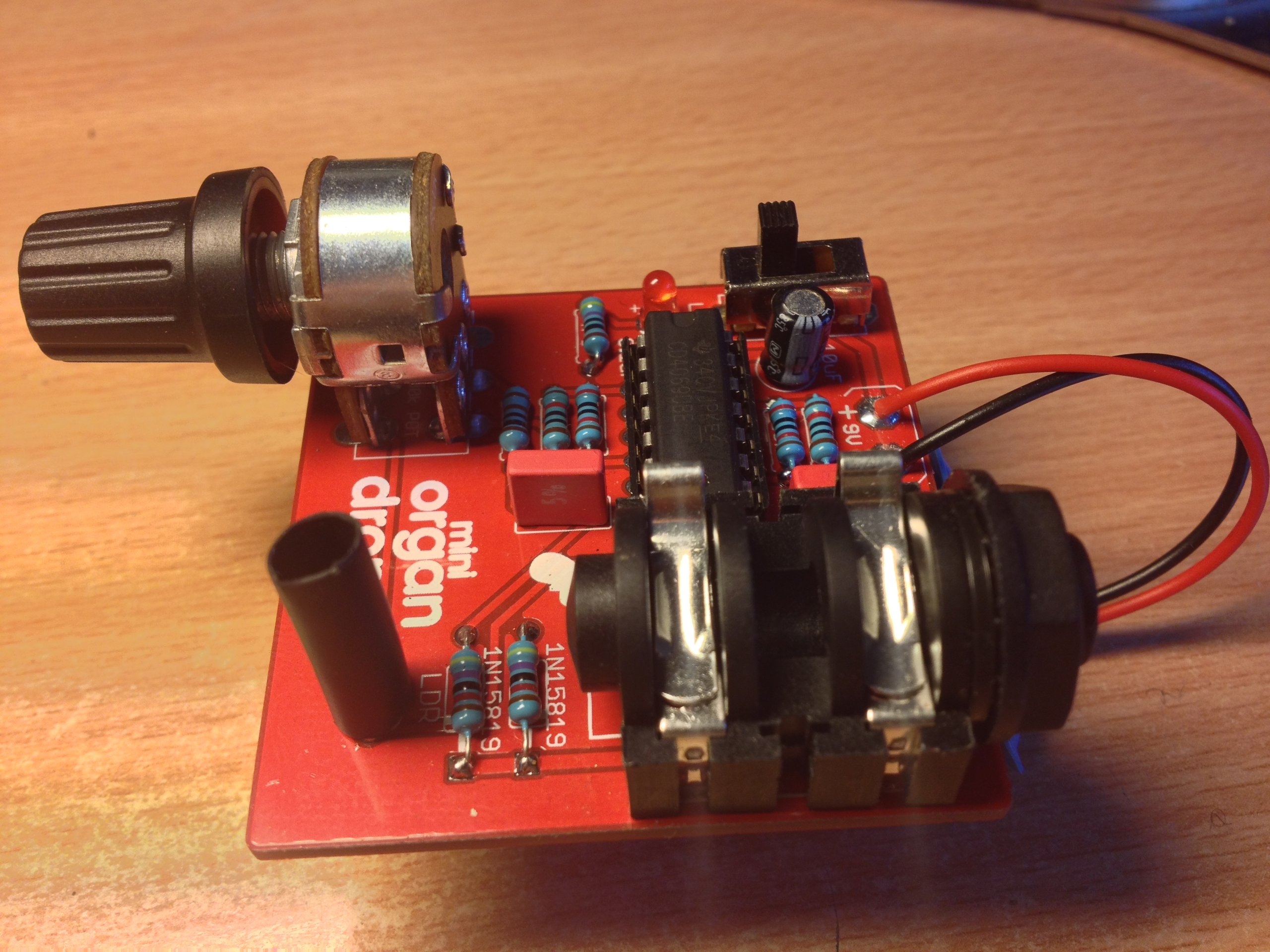 Analog drone synthesizer The mini Dronor from tjookum on
